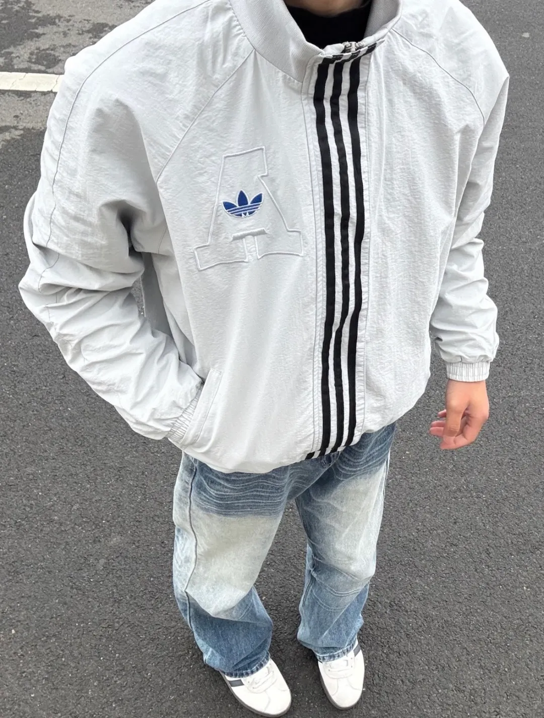 No watermark upper body renderings📝𝟭𝟬𝟴𝟲𝟯#Exclusive real shot/difference between various stolen pictures and online version on the market [𝗔𝗱𝗶𝗱𝗮𝘀Adidas Clover Stand Collar Jacket] Same Style Couple Men's and Women's Jacket! Windbreaker, loose-fit jacket, youth coat, loose-fit college style, easy to control) ✅Adidas/Adidas clover men's jacket, women's coat, loose-fit jacket, spring and summer three-stripe stand-up collar men's and women's Same Style couple's jacket, sales have been leading! ! Ningbo Shenzhou provides fabrics, one-to-one customization! ✅Adidas Classic three-stripe splicing design is used on both sides of the chest. The main Adidas Classic logo is printed on the chest. The fabric is made of micro-nano anti-UV fabric, which is light, comfortable, Breathable and easy to carry. The interior is lined with mesh cotton and the texture is very good. In fact, it can be worn in all three seasons: spring, summer and autumn! ! And don’t worry about the quality, this batch of goods is obtained through special channels, exclusively for the official website! ! Recommend with confidence, sell with confidence! A product with basically zero after-sales service! ! ❤️ins/ / Hot Sale sun protection clothing, oversize, unisex style, loose Versatile, can be worn by boys and girls, better paired with couple outfits, super Versatile, in the hot summer, paired with such a skin clothing, the upper body is comfortable and cool, while maintaining comfort and fashion sense. ✅Complete three standards! Perfect Quality! Size: 𝗦-𝗫𝗫𝗟 (loose fit) Color: Gray
